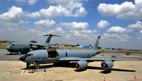 Máy bay vận tải quân sự chiến lược C-17 Globemaster của Mỹ (phía sau) và máy bay vận tải quân sự chiến lược đa năng tiếp nhiên liệu trên không có bốn động cơ phản lực KC-135 Stratotanker.